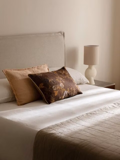 Cuscino rettangolare Fall gold Kenay Home con motivo floreale in lino, colori oro e marrone, L: 40 cm x P: 40 cm – 1