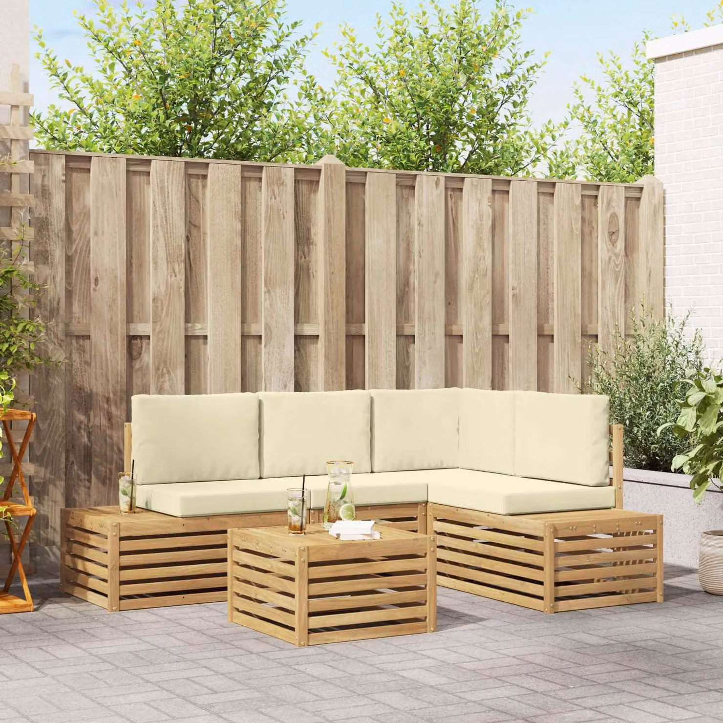 Set da giardino vidaXL composto da 5 pezzi con divano angolare a L, tavolino da caffè e cuscini in poliestere, struttura in legno di acacia per esterno, bianco, beige e marrone