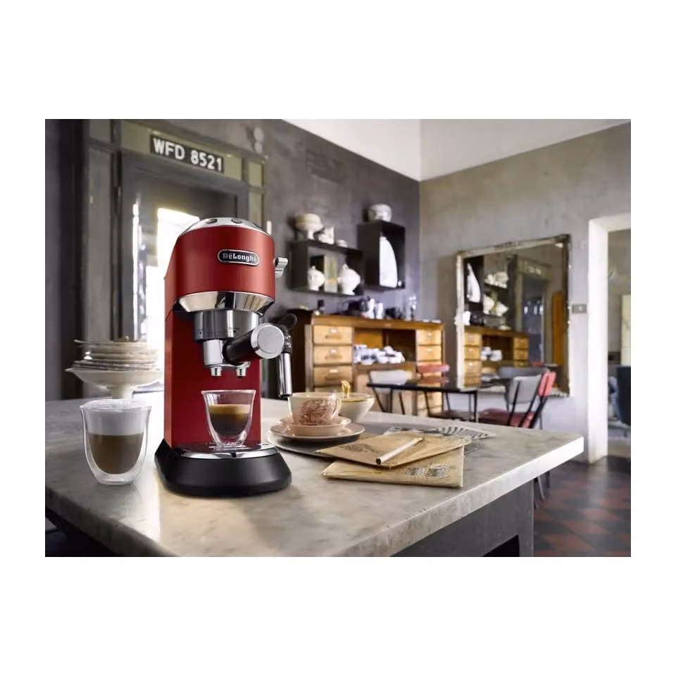 Macchina da caffè espresso e cappuccino De'Longhi Dedica Style EC685.R, colore Rosso, con sistema Thermoblock, compatibile con caffè macinato o cialde E.S.E., serbatoio estraibile da 1,1 l, 1350W, 15 bar – 3