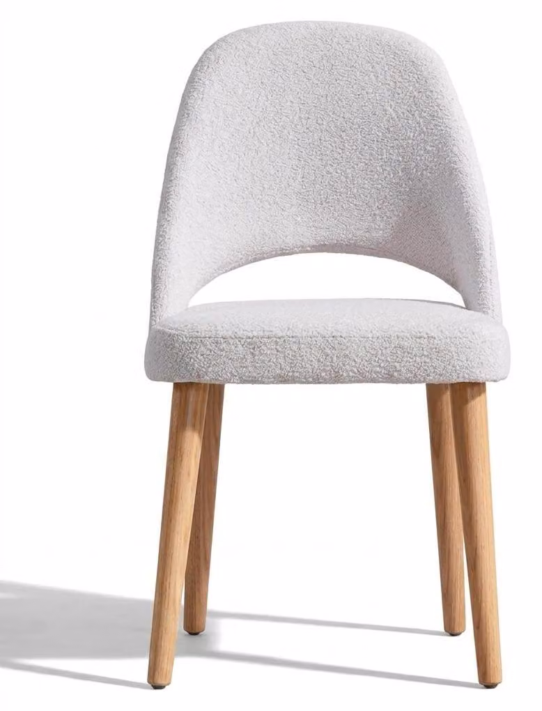 Sedia moderna con gambe in rovere e design morbido in stile scandinavo