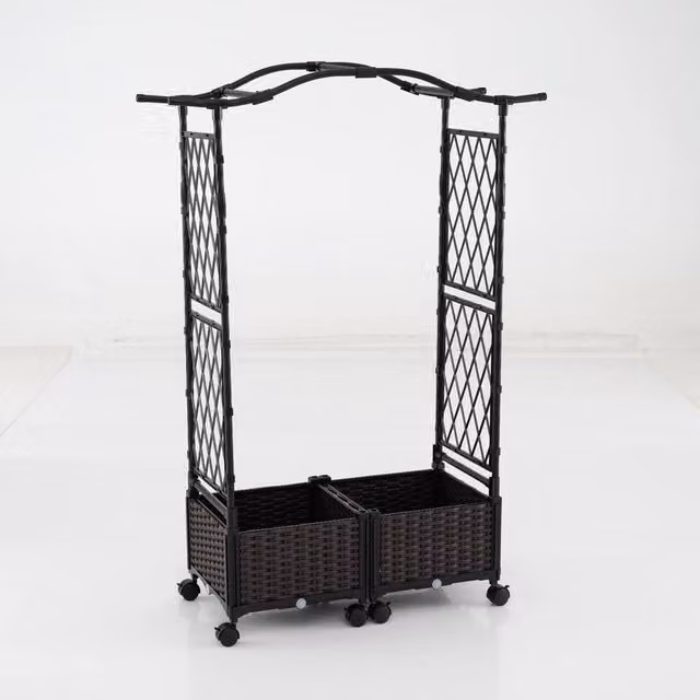 Cassetta per piante con irrigazione automatica Design Mania, letto da giardino rialzato con graticcio e tetto in rattan impermeabile marrone, su ruote bloccatili, L: 147 cm, P: 153 cm, H: 40 cm