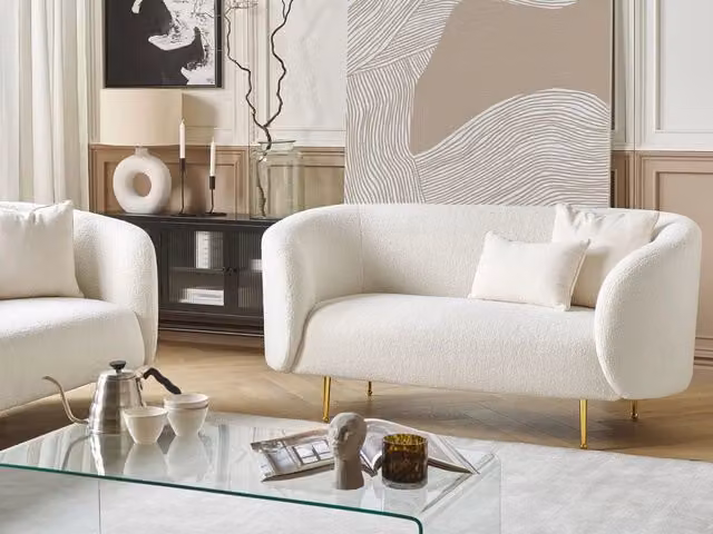 Divano 2 posti Beliani in tessuto bouclé bianco con gambe in metallo dorate stile glamour per soggiorno L: 155 cm, P: 79 cm, H: 70 cm – 1