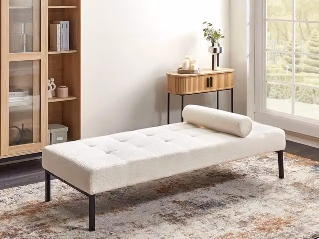 Chaise Longue BELIANI in tessuto Bouclé bianco con gambe in metallo e legno, stile moderno per soggiorno e camera da letto, L: 178 cm, P: 73 cm, H: 41 cm – 1