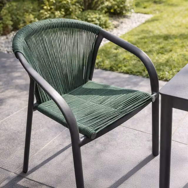 Sedia da giardino moderna Hesperide in alluminio verniciato e corda verde e grigia con braccioli