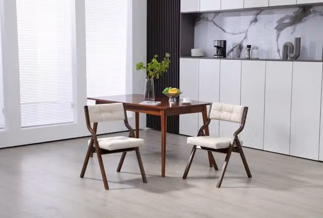 Set di 2 sedie pieghevoli ULEVR in legno con seduta e schienale imbottiti in velluto crema