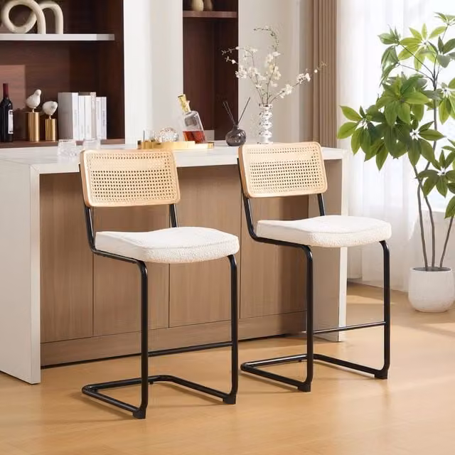 Set di 2 sgabelli bar Minimal color avorio con rivestimento in tessuto chenille, struttura in legno effetto rattan e gambe in metallo dal design moderno