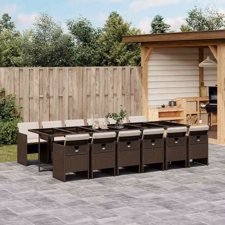 Set da pranzo da giardino vidaXL in polyrattan marrone con cuscini bianchi e tavolo in vetro rettangolare, 13 pezzi