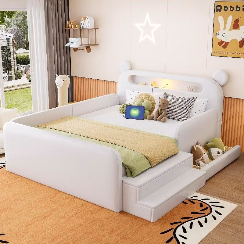 Letto imbottito per bambini 140x200 cm con testiera a forma di orso, luce notturna, porta USB, spazio contenitivo e seduta a gradini, rivestito in ecopelle bianca