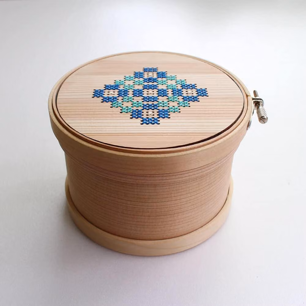 Scatola di conservazione con telaio per ricamo, in legno di cedro, 12 cm