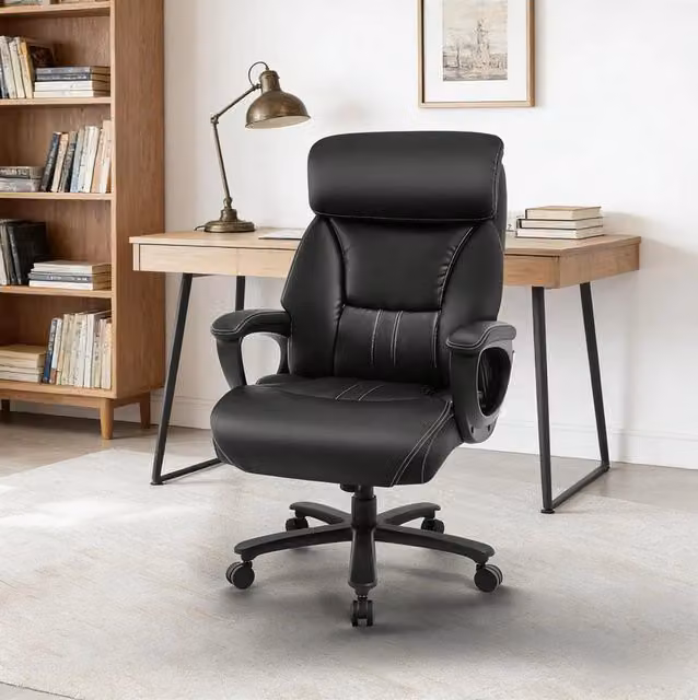 Sedia da ufficio ergonomica nera in ecopelle con poggiatesta regolabile, base in metallo e plastica, girevole a 360 gradi, L/P/H: 72 x 72 x 127 cm