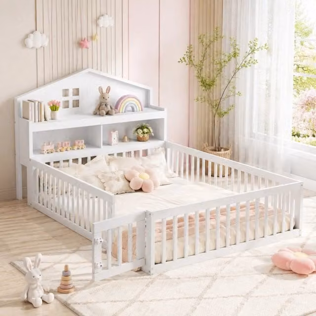 Letto a casetta Mivray per bambini in legno bianco con ripiani laterali e rete a doghe in legno L/P/H: 200 x 140 x 115 cm