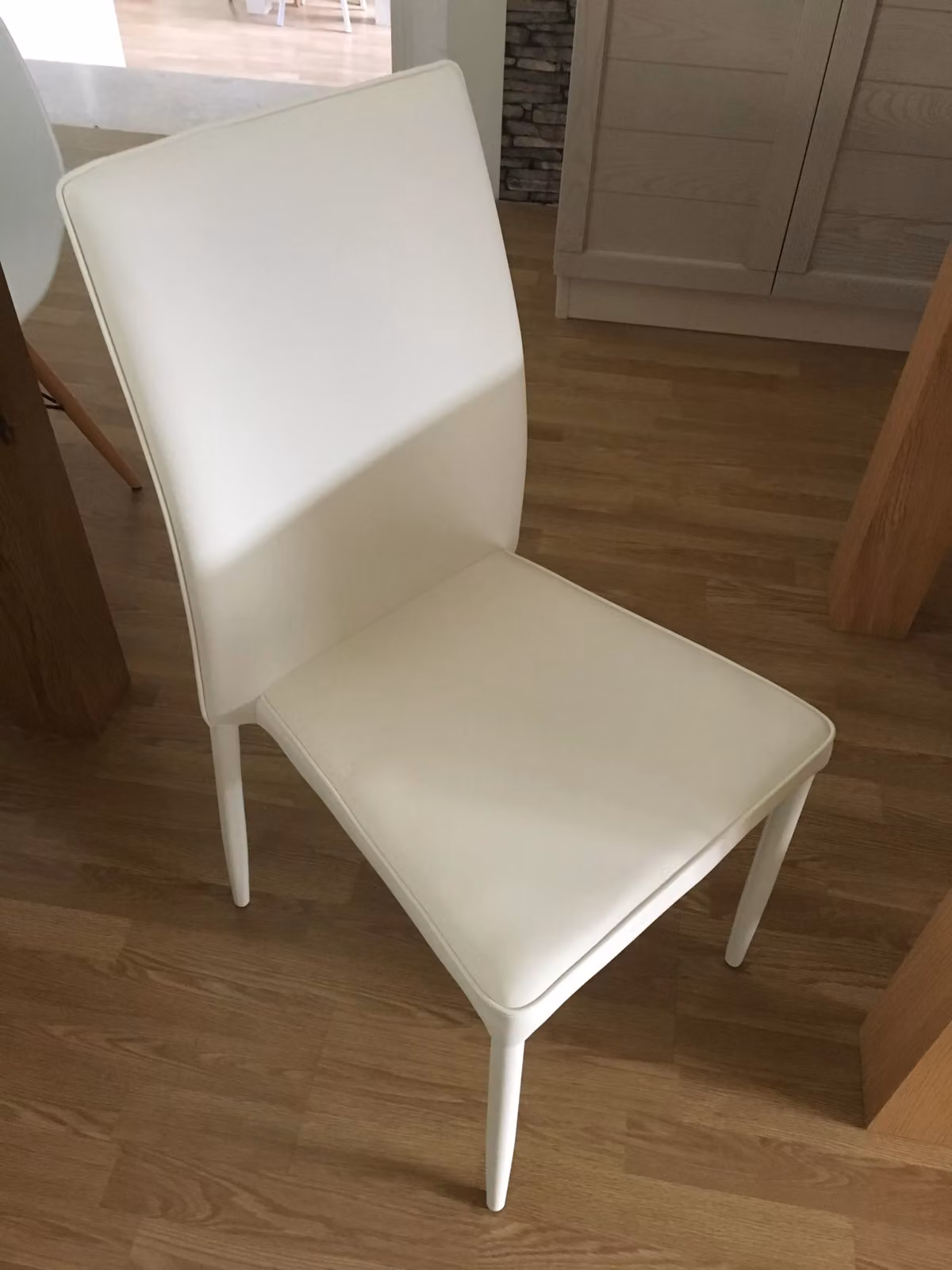 Set di 4 sedie moderne in ecopelle bianca con struttura in metallo Mobili 2G – 2