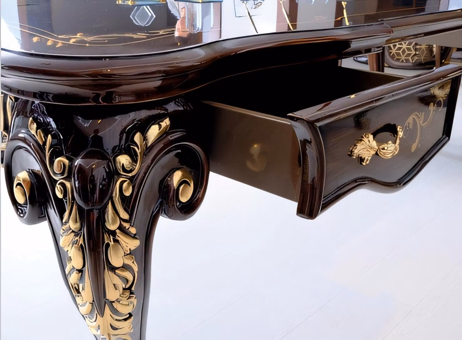 Scrivania elegante in legno marrone con inserti dorati