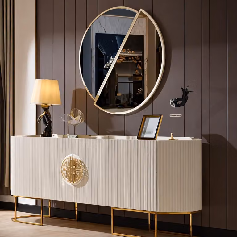 Lussuoso set di credenze con specchio e decorazioni dorate