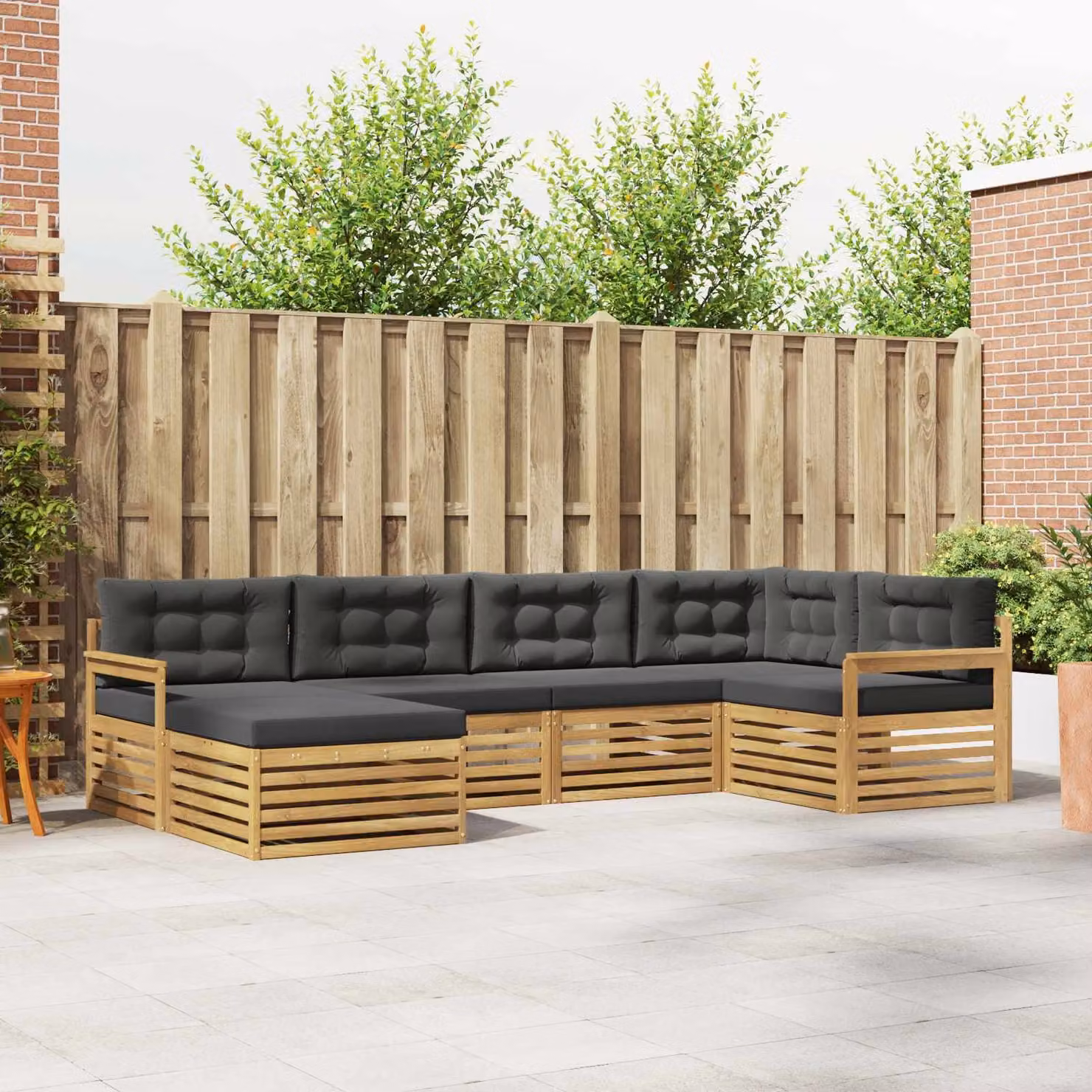 vidaXL Set di divani da esterno a L composto da 6 pezzi in legno di acacia con cuscini bianchi e antracite