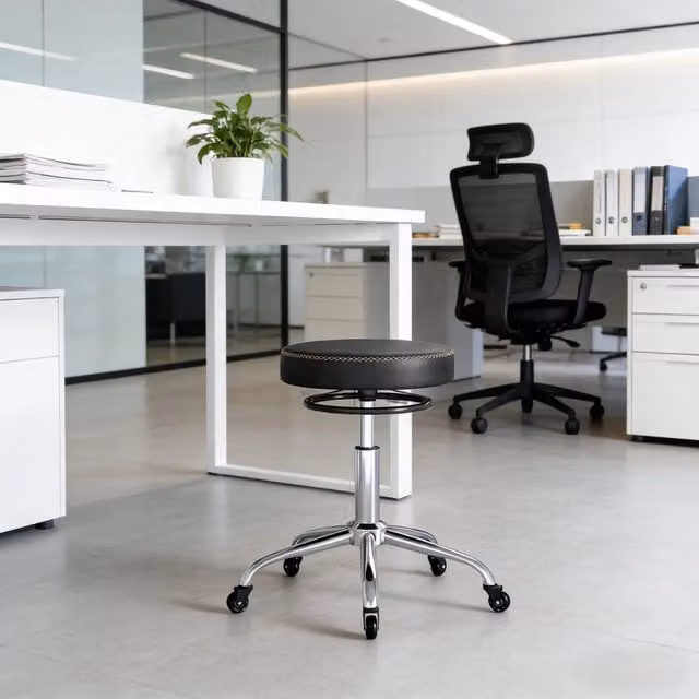 Sgabello da ufficio girevole con altezza regolabile e ruote silenziose, per studio e salone, in similpelle nera