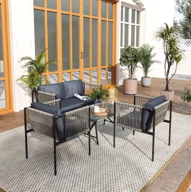 Set da giardino 4 pezzi in rattan grigio con divano; 2 poltrone e tavolino in vetro