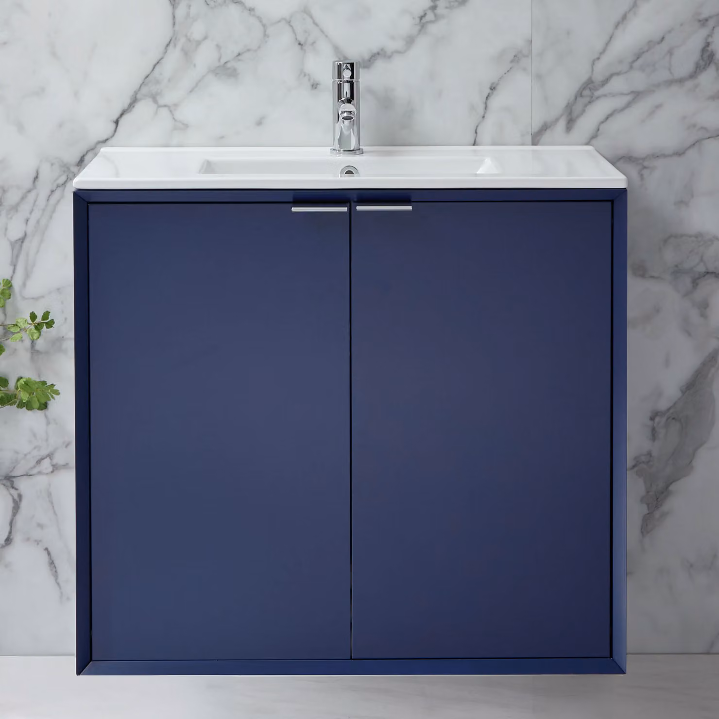 Mobile Bagno Sospeso Blu Marino 810mm con Lavabo e Maniglie Cromate con Impugnatura a Dito - Edge