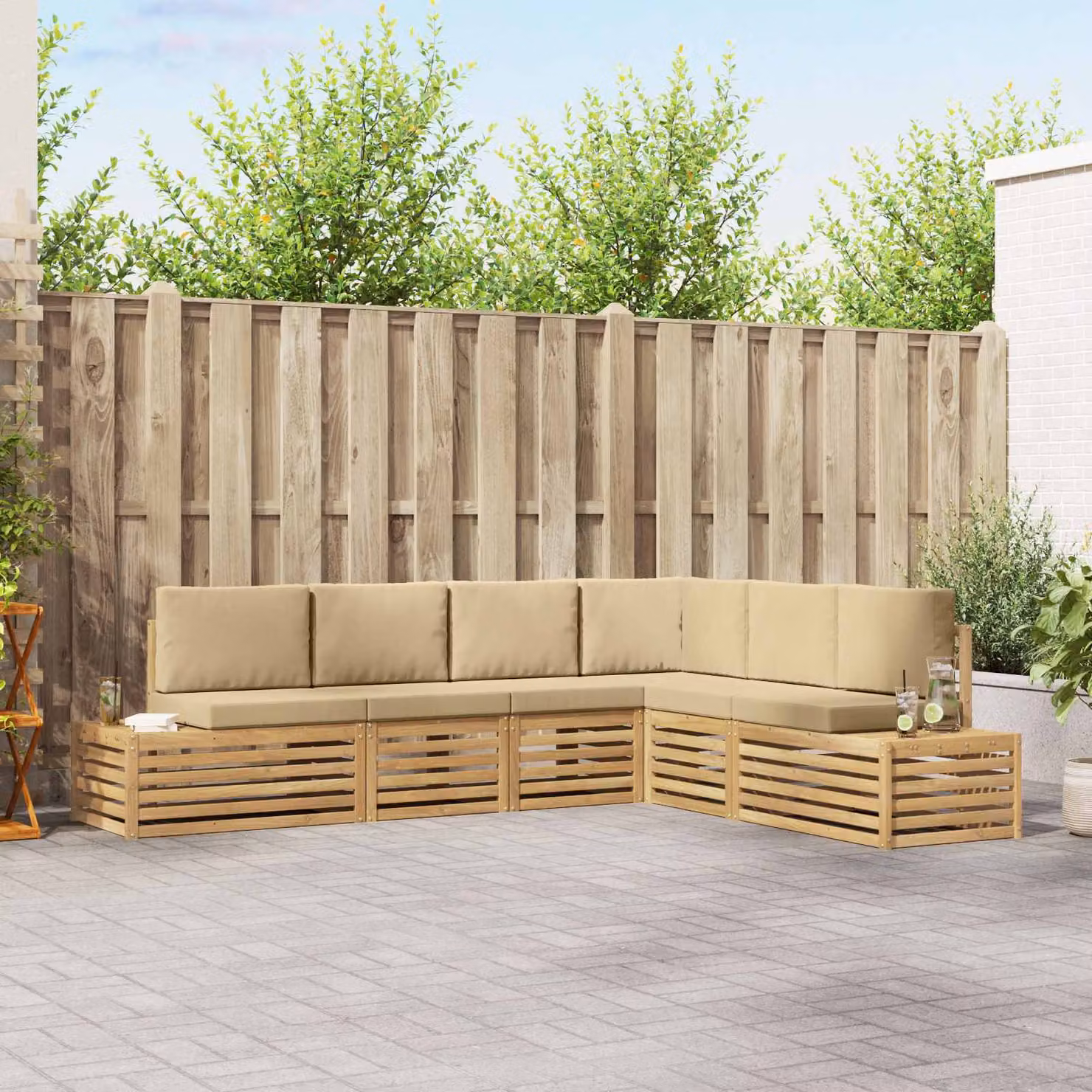 vidaXL Set di divani da esterno a L composto da 6 pezzi in legno di acacia con cuscini bianchi e beige