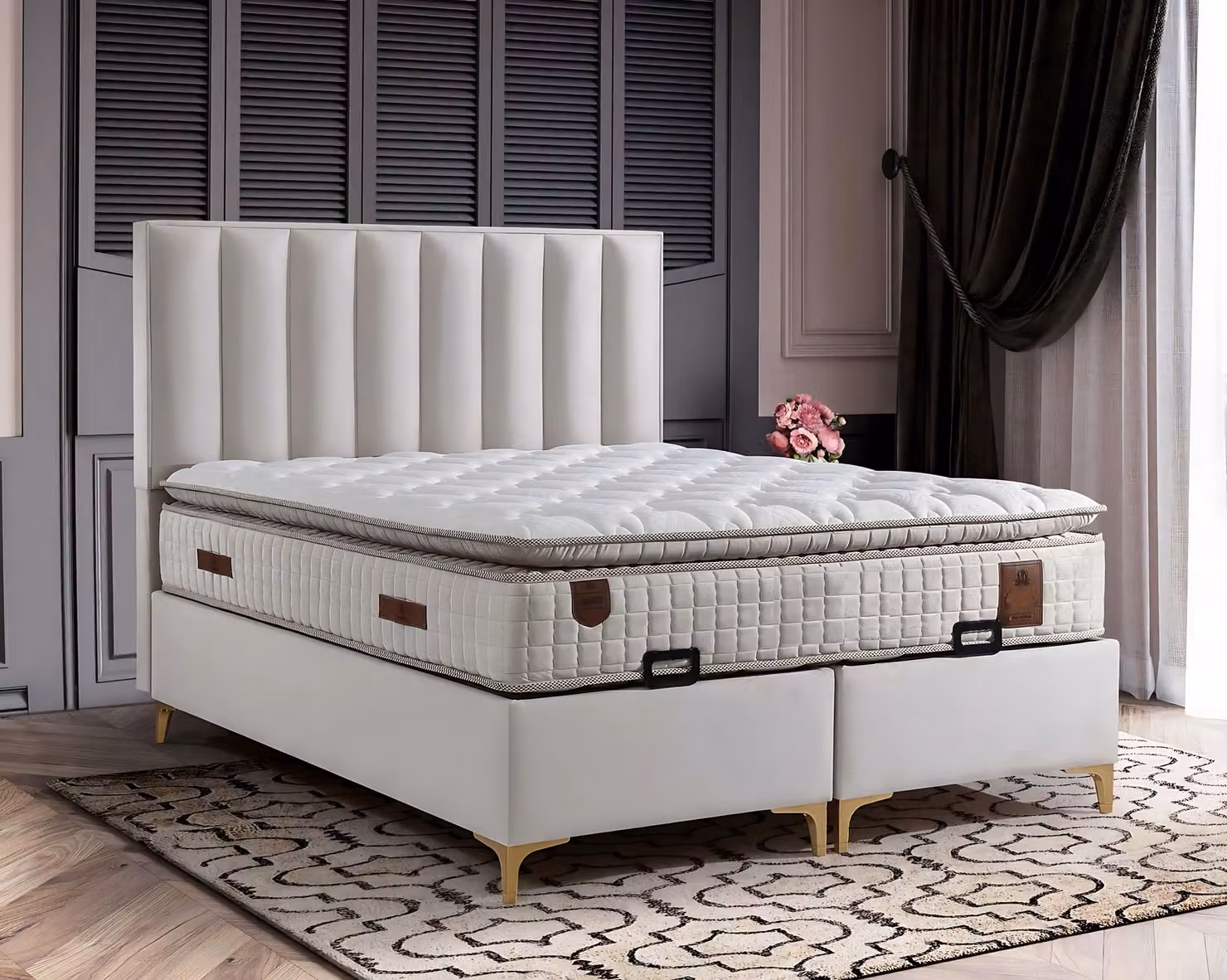 Elegantes Bett mit Matratze aus Textil in Beige