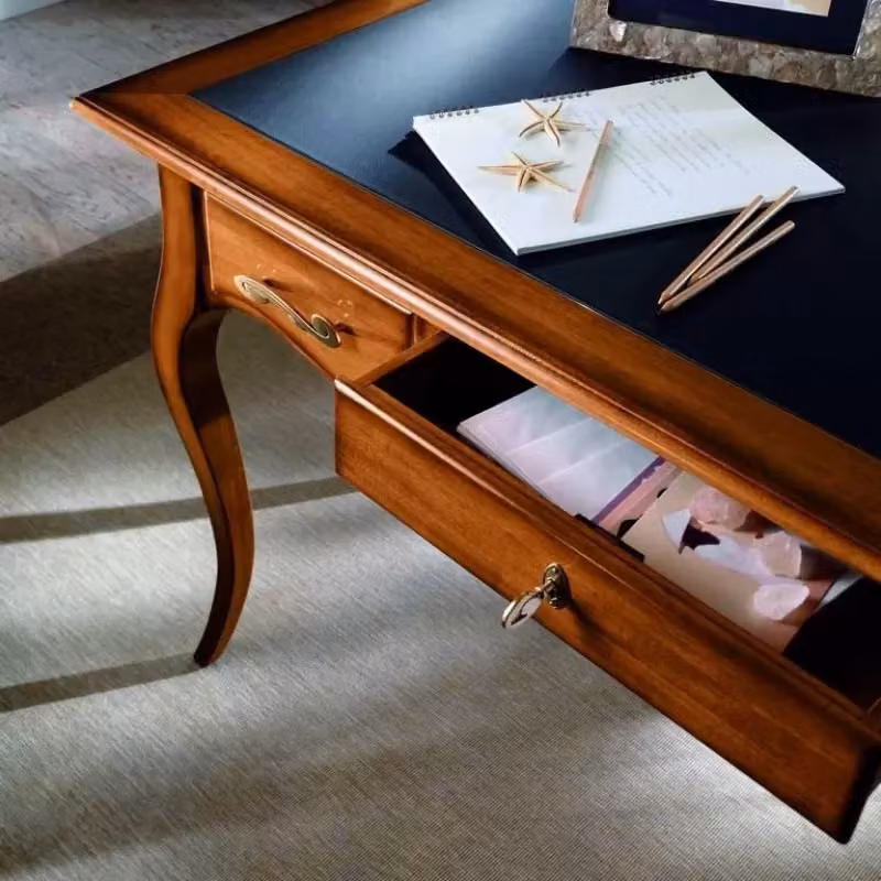 Scrivania classica Bassano in legno e pelle con 3 cassetti Mobili 2G L: 130 cm, P: 70 cm, H: 78 cm – 3