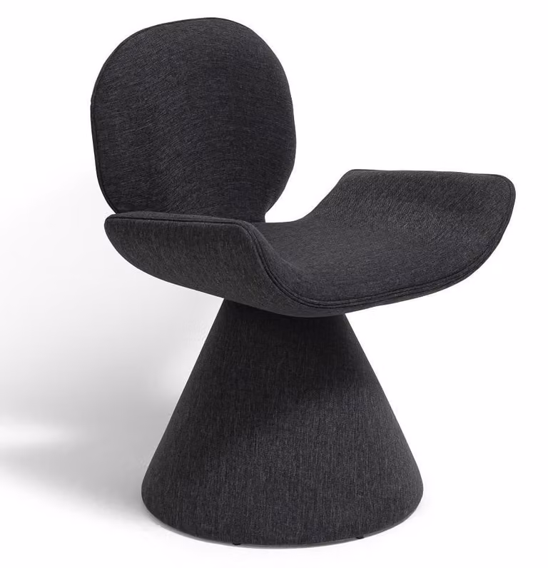 Sedia dal design moderno, nera, rivestita in tessuto, dalla forma scultorea e arrotondata, confortevole ed espressiva