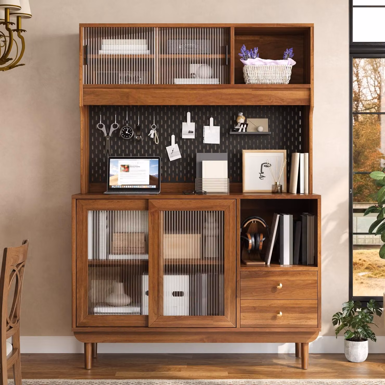 Mobiletto da cucina Moonbite con ante scorrevoli in vetro smerigliato e pannello forato, credenza 117 x 170 cm, 2 cassetti, gambe in pino, pannello MDF e pannello truciolare, finitura noce