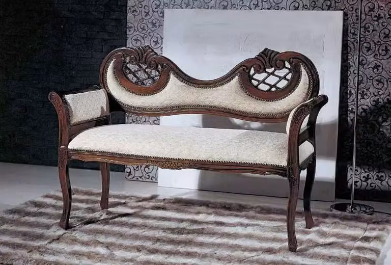 Divanetto imbottito in legno di faggio intagliato con fregi Mobili 2G L: 114 cm, P: 47 cm, H: 82 cm beige e giallo