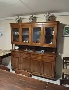 Credenza KIVIO in legno e vetro stile rustico color noce con 4 ante e ante in vetro per sala da pranzo H: 210 cm, L: 196 cm, P: 45 cm