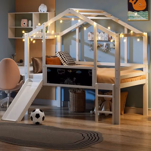 Letto a soppalco Mivray per bambini in legno bianco con struttura a casetta, scivolo, scala, lavagna e protezioni, L/P/H: 204 x 90 x 159 cm – 1