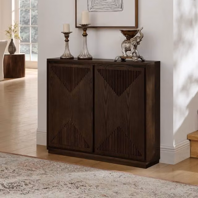 Credenza con ante scanalate a V in legno e MDF marrone