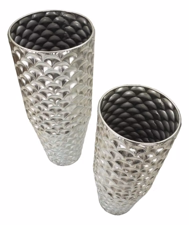 Coppia di vasi Silvy Charme1921 in metallo color argento, forma rotonda e design geometrico, L/P/H: 37 x 37 x 92 cm – 2