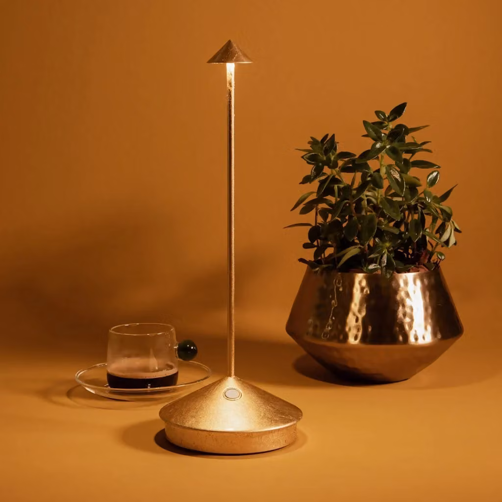 Lampada da tavolo a LED Pina Pro Foglia Zafferano oro, ricaricabile, dimmerabile e senza fili – 2