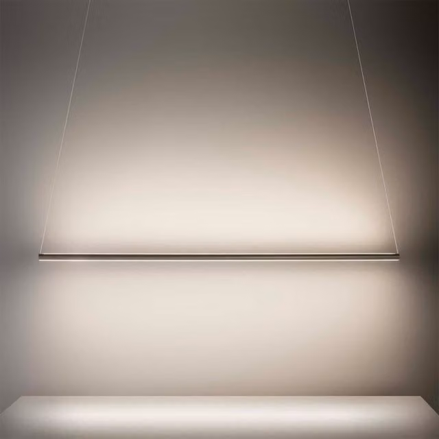 Lampada a sospensione LED Olev Poly Linear in metallo, disponibile in bianco o bronzo con luce bianco caldo e altezza regolabile