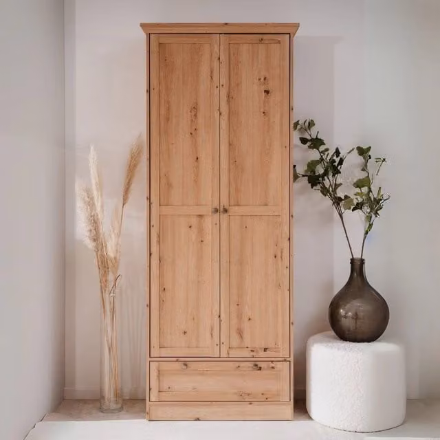 Armadio tuttopiani 2 ante e cassetto rovere anticato Timber40A 80x39x200H L'eleganza del legno, la funzionalità dello spazio