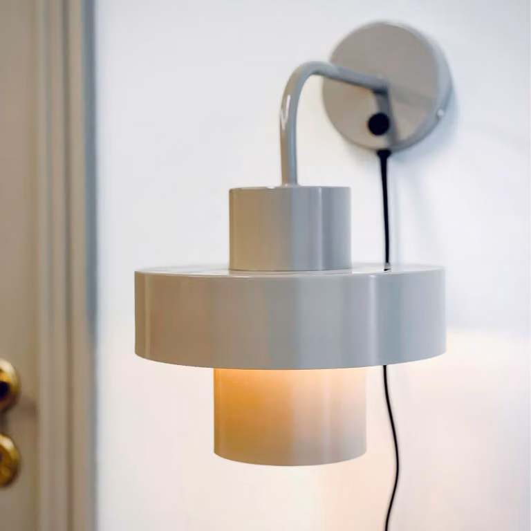 Dyberg Larsen Applique da parete Stoke, Alluminio / Grigio / Zincato, Soggiorno / Sala da pranzo, Metallo, Design, Applique