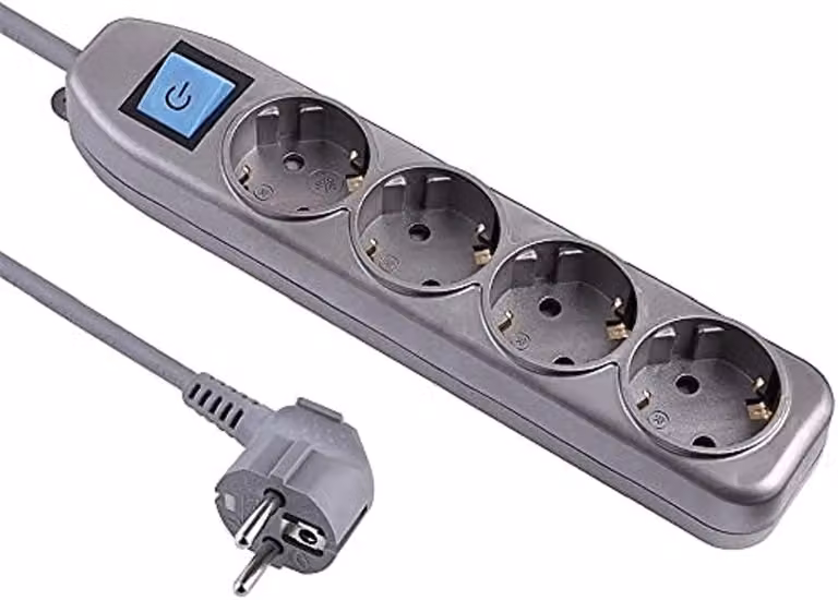 Electaline 62060: Placca multipla con 4 prese e interruttore, cavo da 1,5 metri