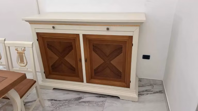 Set da soggiorno Mobili 2G in legno intarsiato con tavolo rettangolare estensibile e sedie, finitura laccata avorio e noce grano