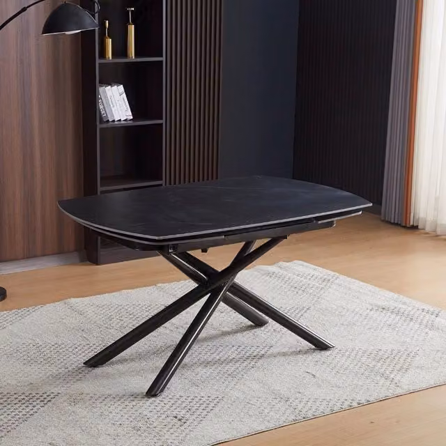 Tavolo da pranzo allungabile e girevole Tezeta Astrid con piano in ceramica effetto marmo nero opaco e gambe in metallo nero