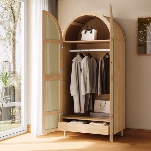 Armadio con ante curve in rattan con cassetti e barra appendiabiti per camera da letto e ingresso in MDF colore naturale