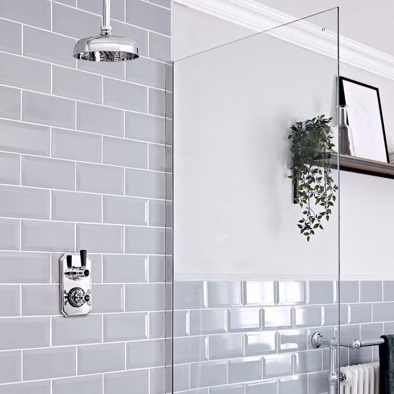 Sistema Termostatico Elizabeth HudsonReed per Doccia e Vasca con Soffione da 300mm e Braccio a Soffitto, Cromo e Nero