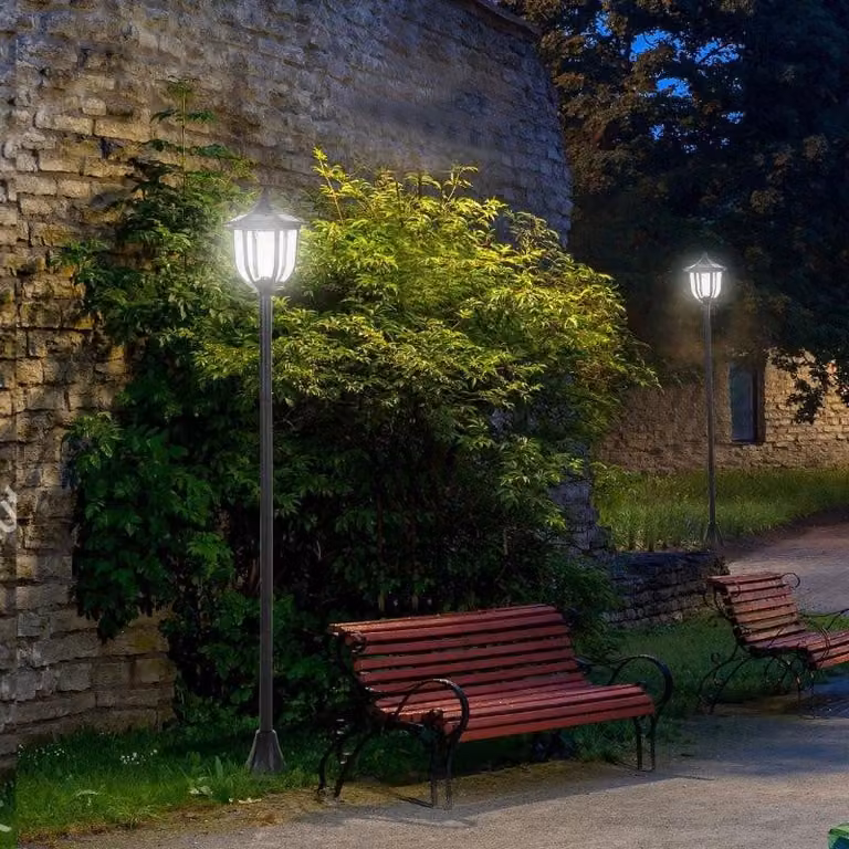 Lampada da giardino solare con effetto fiamma – 6 LED | Colore: nero | Dimensioni: 26,5 x 26,5 x 177 cm