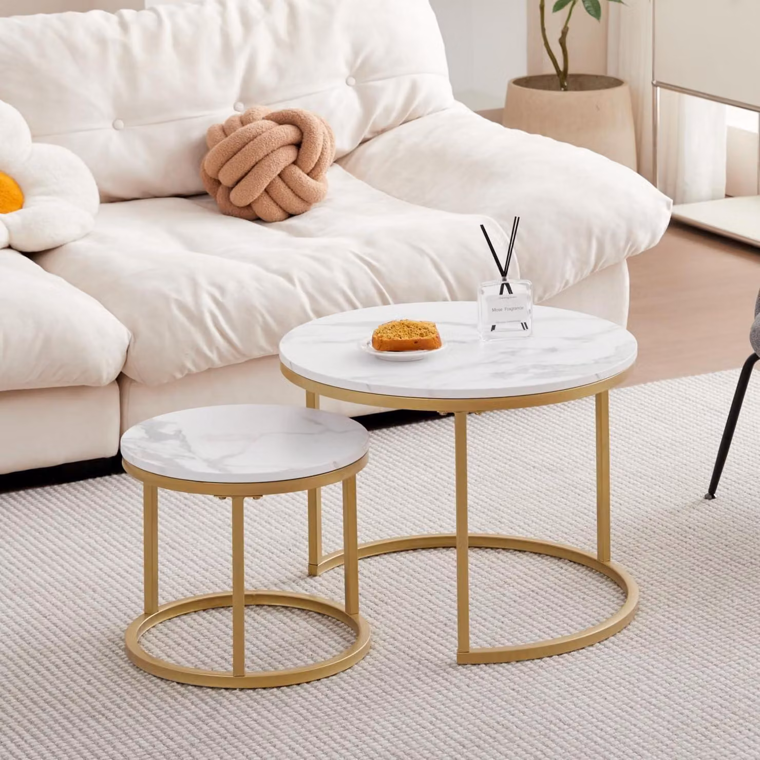 Set di 2 tavolini rotondi, impilabili, con aspetto marmorizzato, gambe dorate, bianco e oro, dimensioni 60x45 cm e 40x35 cm