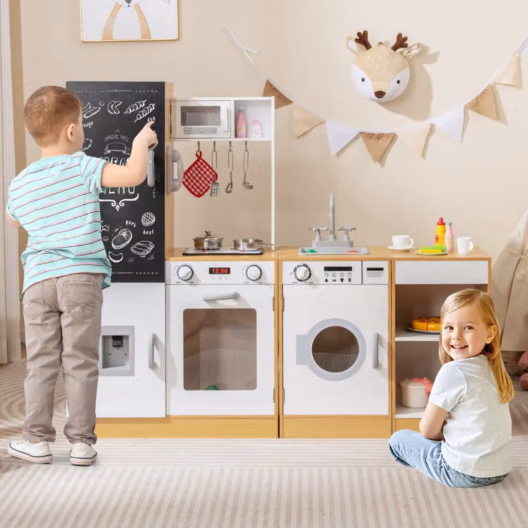 Cucina giocattolo in legno Costway con spazio di archiviazione, lavagna e accessori per bambini, colore naturale, bianco e marrone