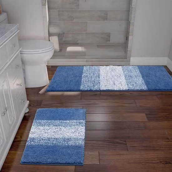 Set di 2 tappeti da bagno antiscivolo Enyhom in microfibra assorbente, modello moderno a righe, colore blu