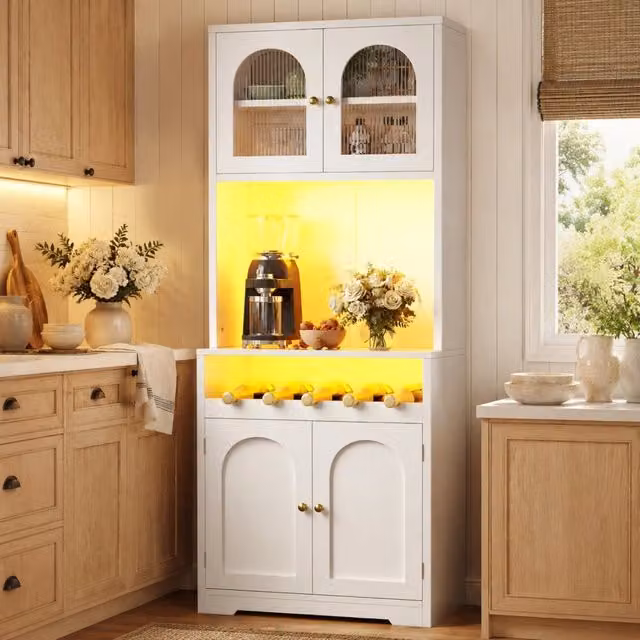 Colonna da cucina moderna Mivray bianca con ante in vetro, illuminazione LED integrata e portabottiglie, L/P/H: 140 x 38.3 x 180 cm – 1