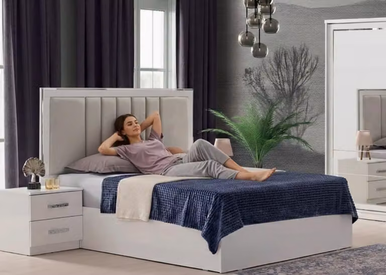 Elegante set da camera da letto composto da: letto e due comodini