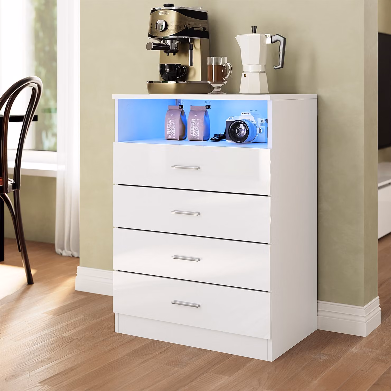 Mobiletto a libera installazione SONNI bianco lucido, con 4 cassetti e divisori a giorno, 60x40x83 cm, con illuminazione LED regolabile, adatto a soggiorno e camera da letto