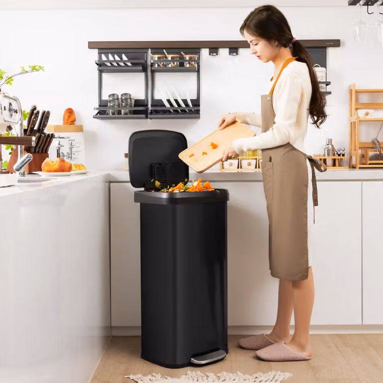 Cestino dell'immondizia Costway in acciaio inox con coperchio a chiusura automatica e filtro per odori, capacità 68L, Nero
