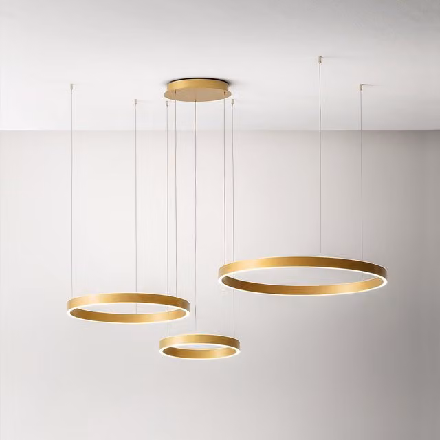 Sospensione multipla Gea Criseide con LED dimmabile e regolabile in altezza, disponibile in bianco, oro/ottone o nero